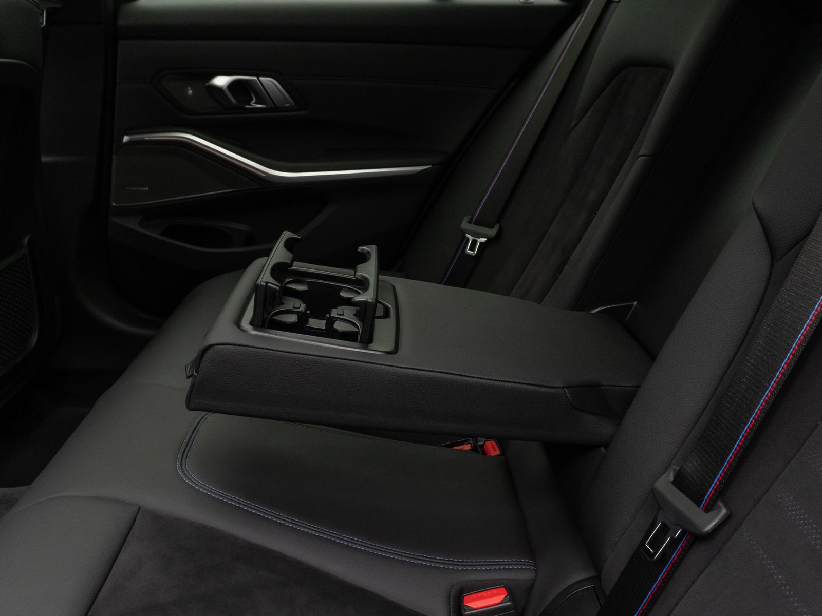 Fahrzeugabbildung BMW 320d M Sport Pro Panorama Kamera HUD DAB H/K 19"