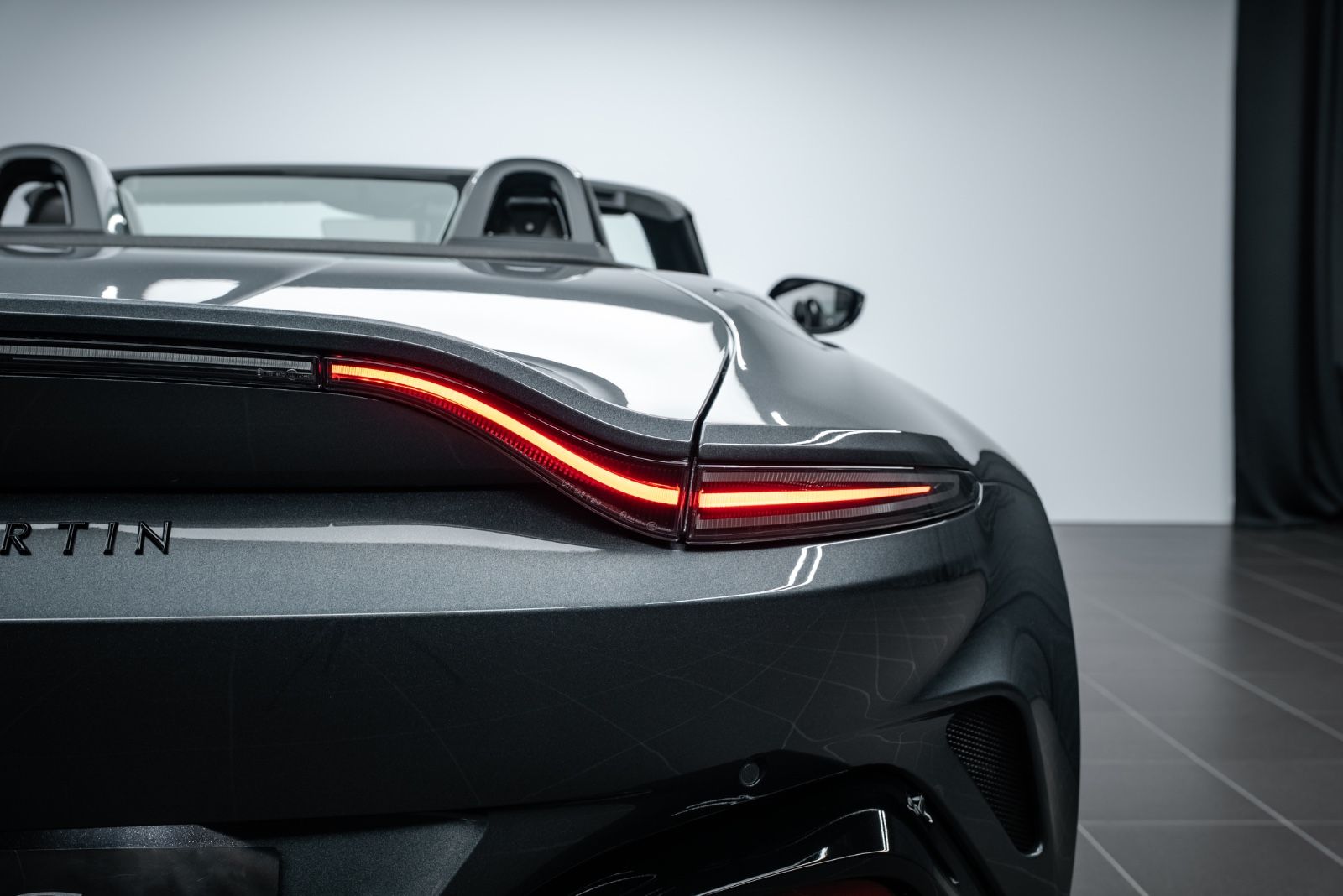 Fahrzeugabbildung Aston Martin V12 Vantage Roadster TOP GEPFLEGT/CARBON SEAT