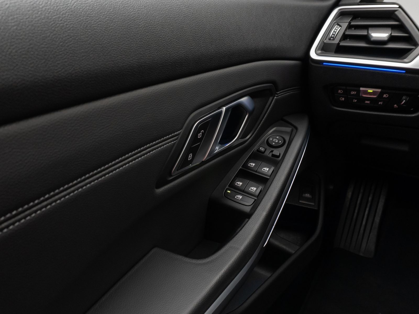 Fahrzeugabbildung BMW 330d xD Sport Line Kamera Lenkrhzg HUD DAB H/K