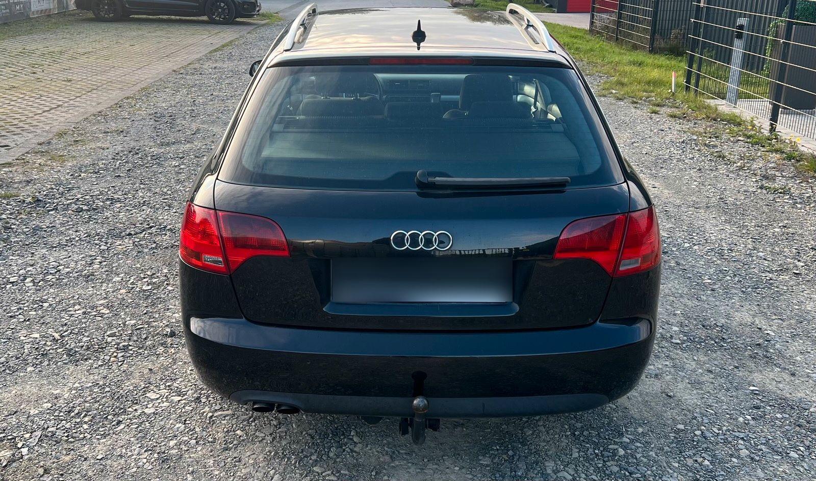 Audi A4 2005 — салон