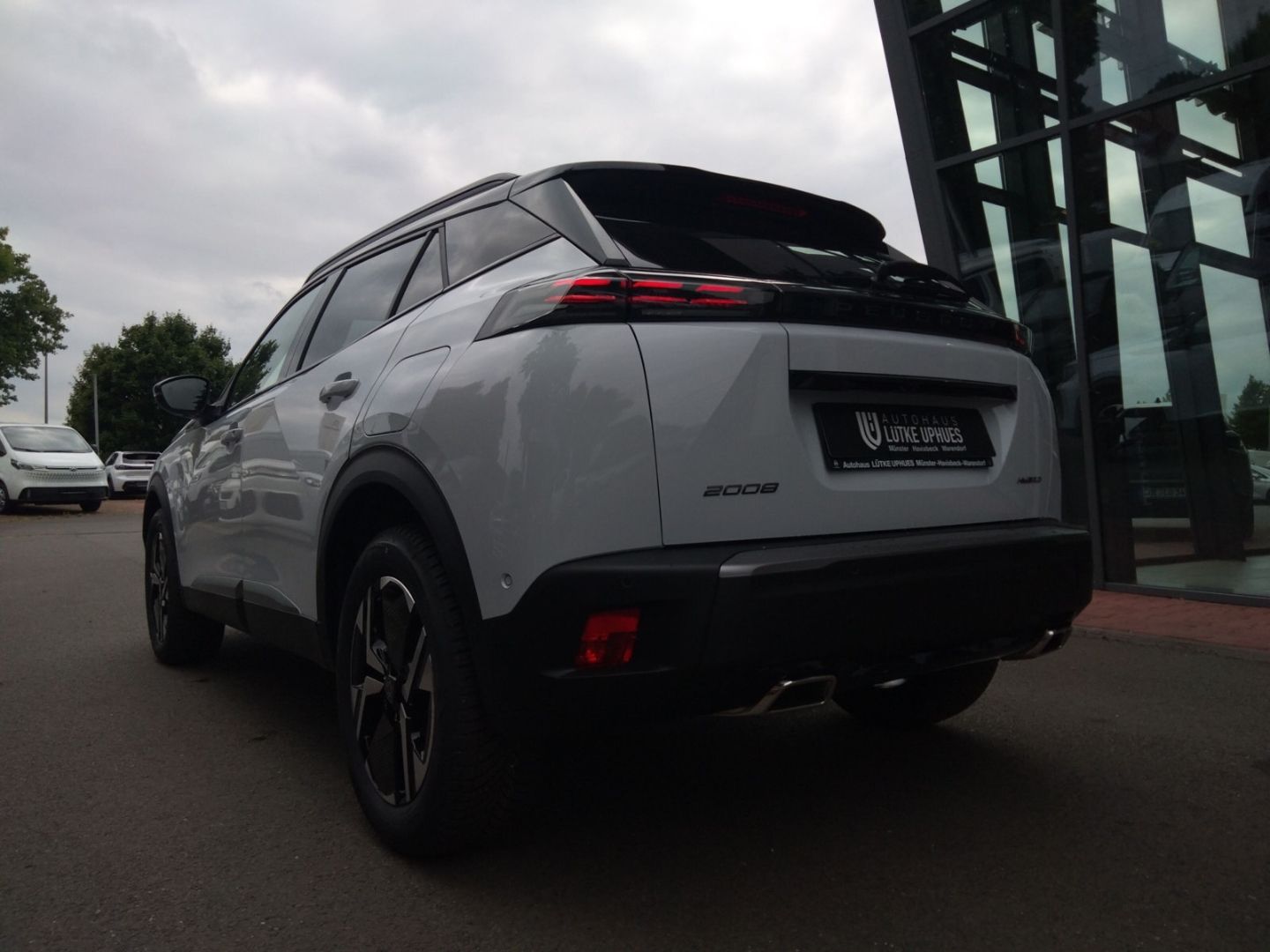 Fahrzeugabbildung Peugeot 2008 GT HYBRID 145 e-DSC6 El. Panodach Navi ACC