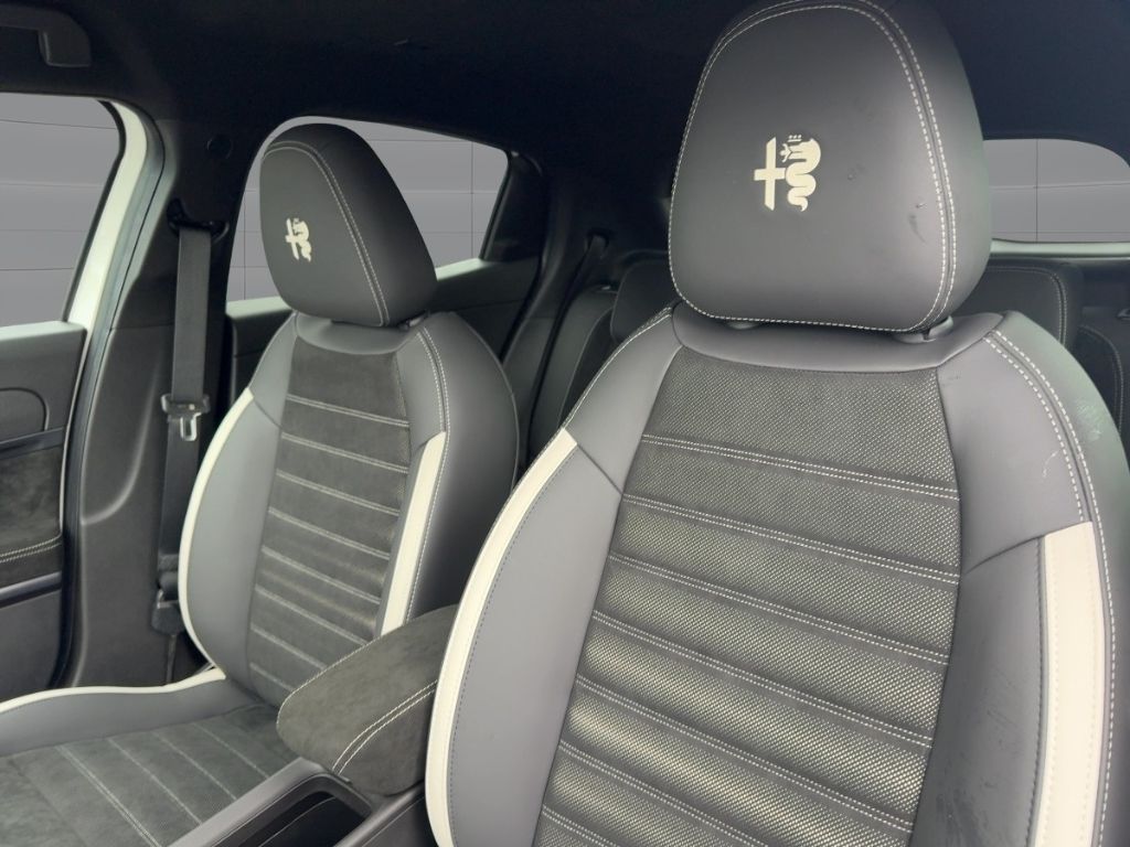 Fahrzeugabbildung Alfa Romeo Junior Sport Speciale Ibrida NAVI WINTER MATRIX