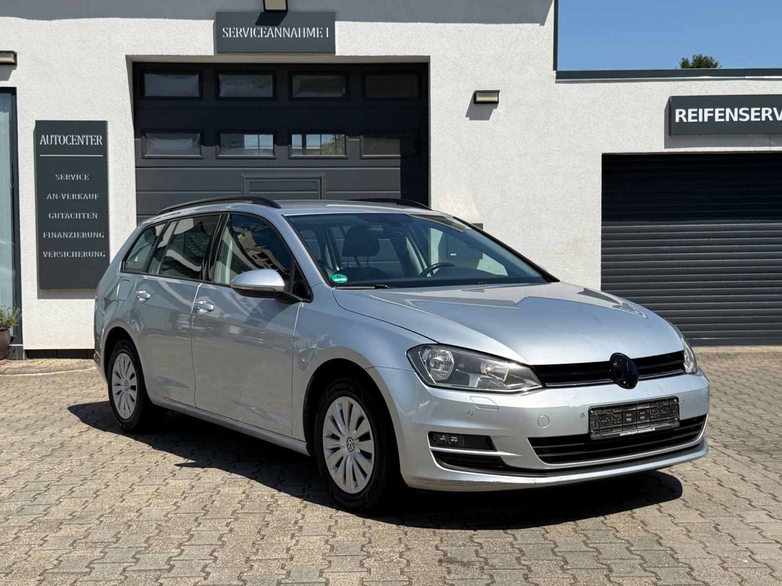 Volkswagen Golf - 1
