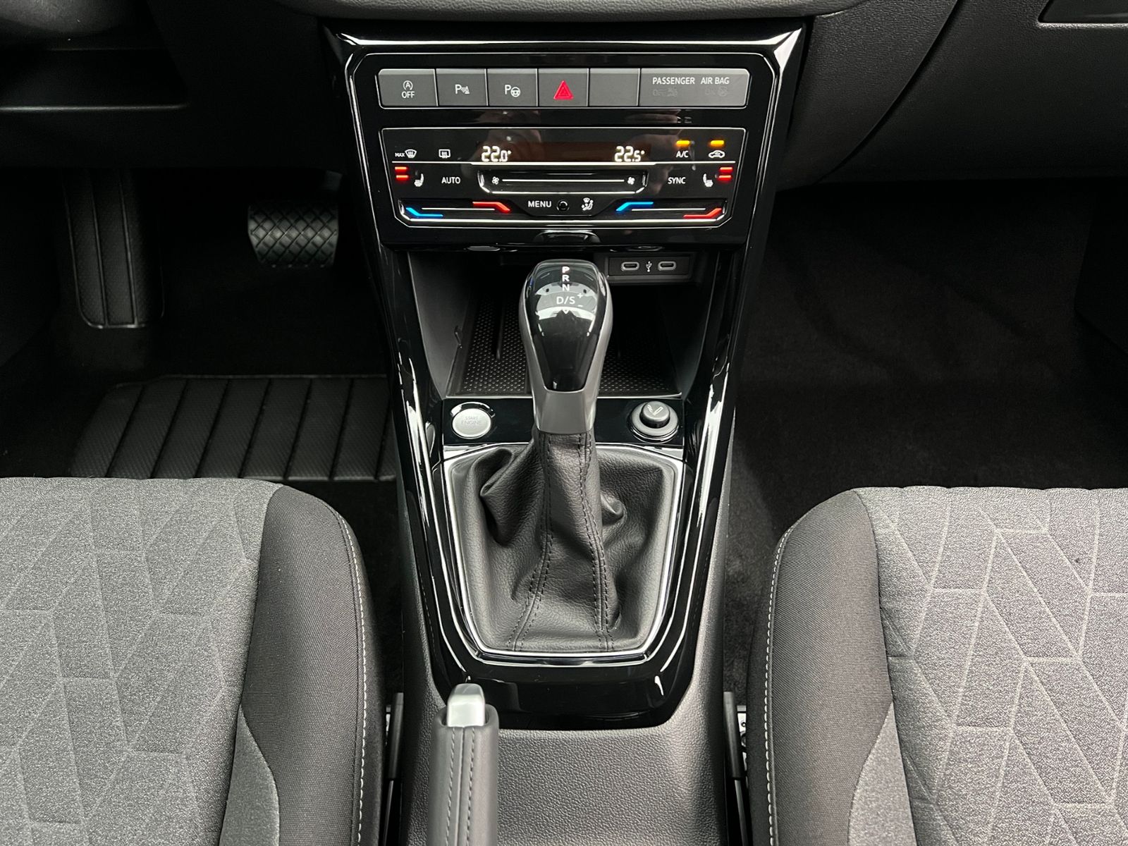 Fahrzeugabbildung Volkswagen T-Cross Life 1.0 TSI DSG *IQ.Light, ACC, App-Con