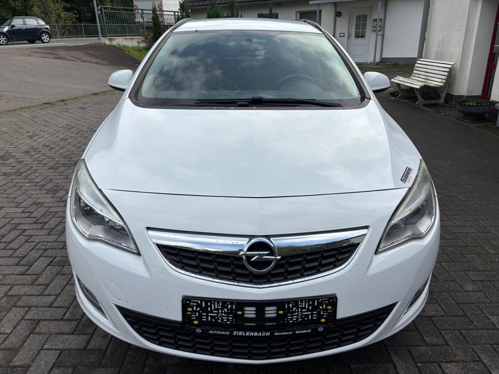 Opel Astra 2012 — вигляд ззаду
