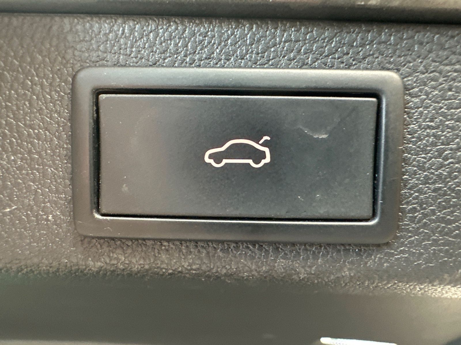 Fahrzeugabbildung SKODA Superb Combi 2.0 TDI DSG Sportline NAV+LED+AHK