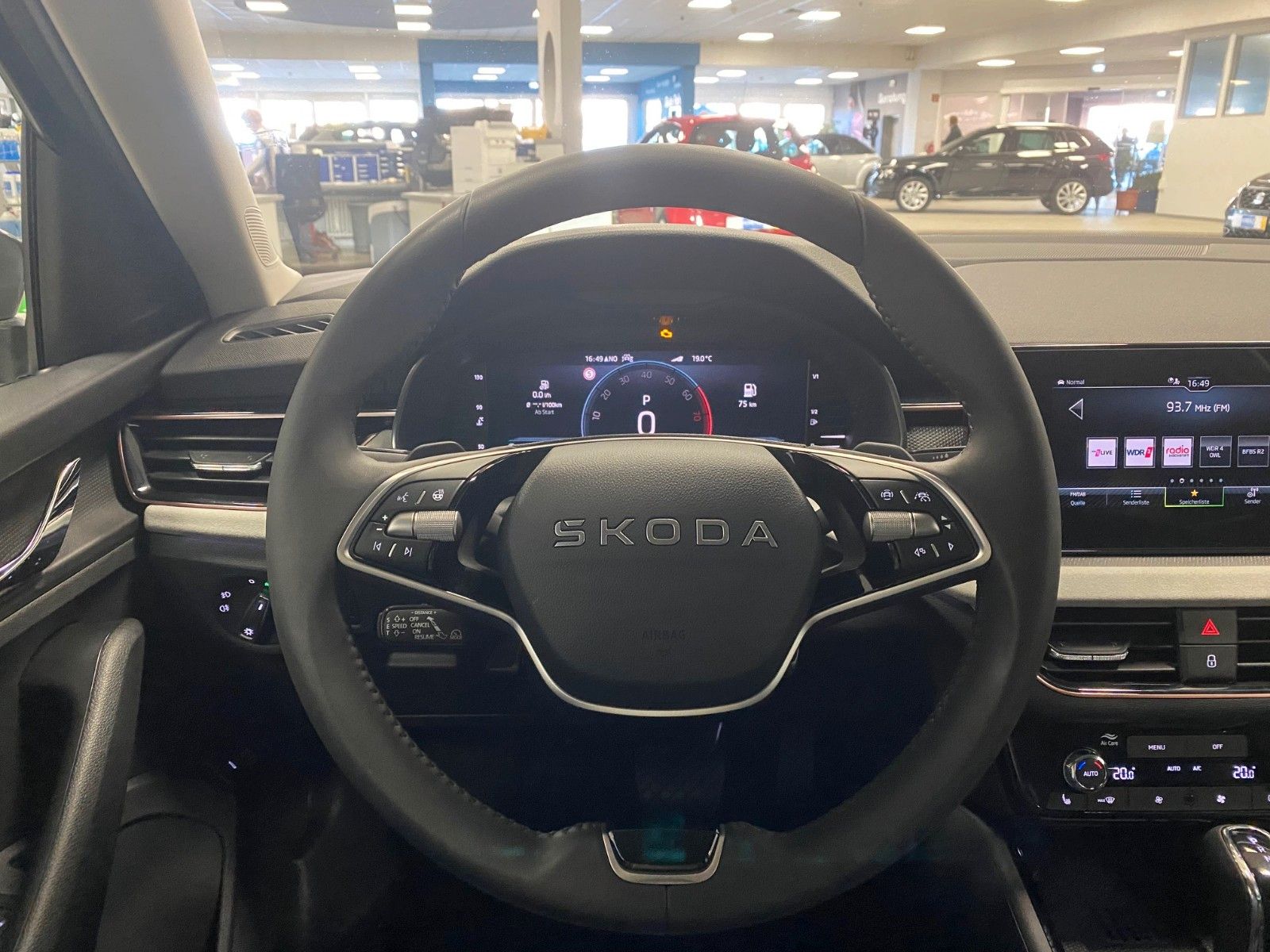 Fahrzeugabbildung SKODA Kamiq 1.0 TSI 85kW DSG Selection ACC+elek.Heck