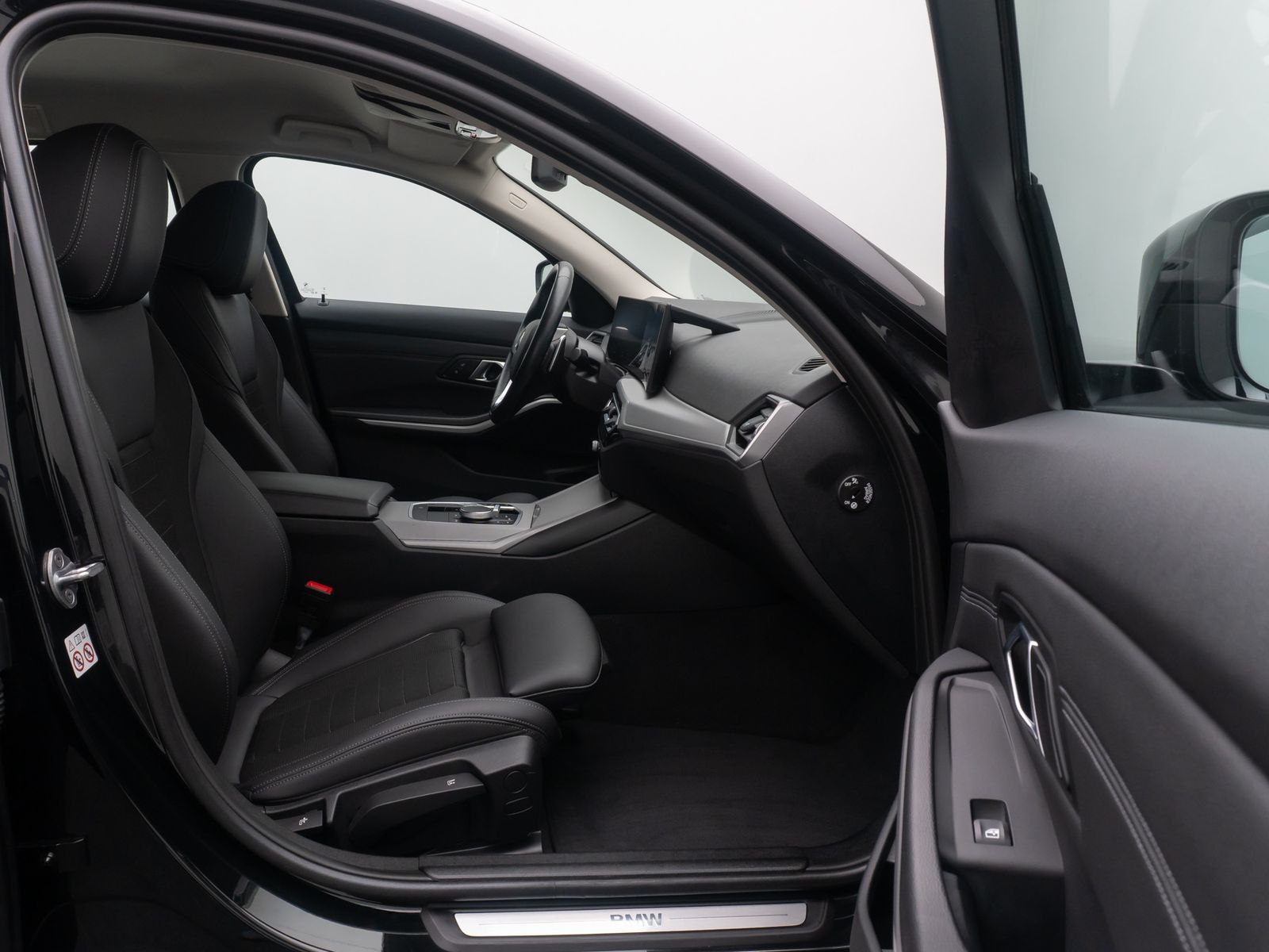 Fahrzeugabbildung BMW 320i GeschwindigReg AHK DAB Sportsitz Teilleder