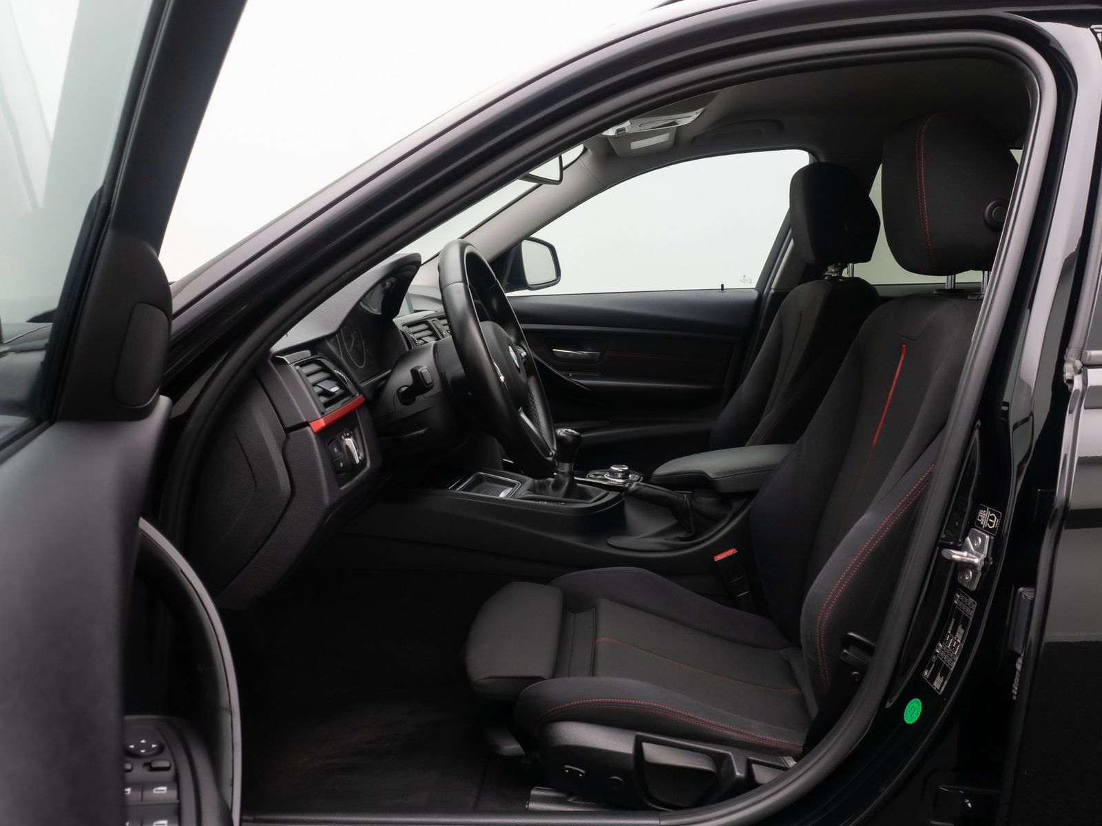Fahrzeugabbildung BMW 320d Sport Line PDC Bi-Xenon HiFi NaviPro Lordos