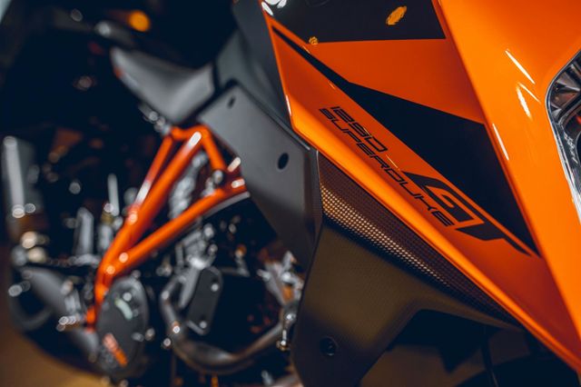 KTM 1290 Super Duke GT-MY 23 -  inkl. TechPack -