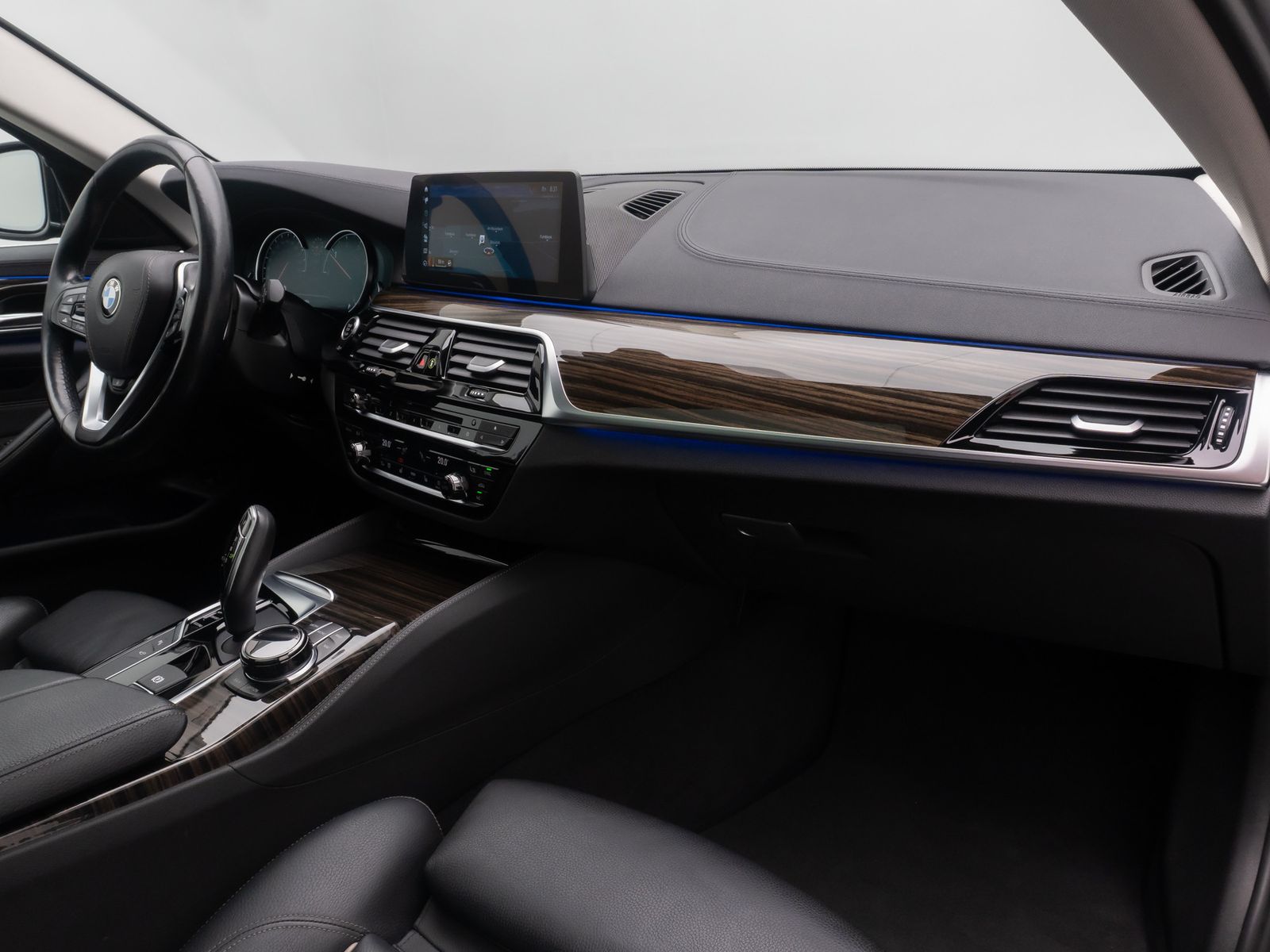 Fahrzeugabbildung BMW 520d Luxury Line Panorama HUD DAB DispKey 19Zoll
