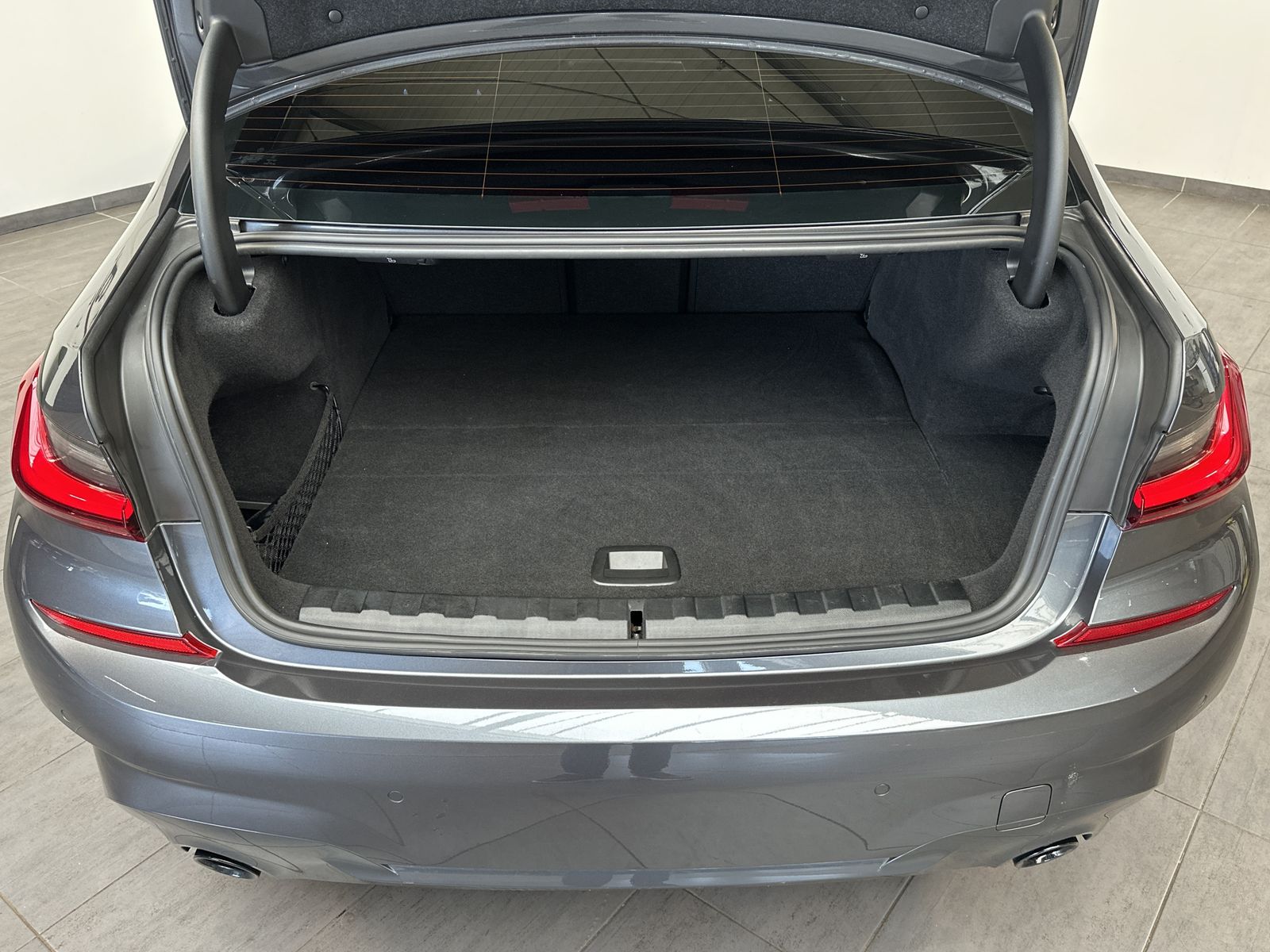 Fahrzeugabbildung BMW 330e Limousine M-Sport NAV+LED+TEMPOMAT+18ZO+PP