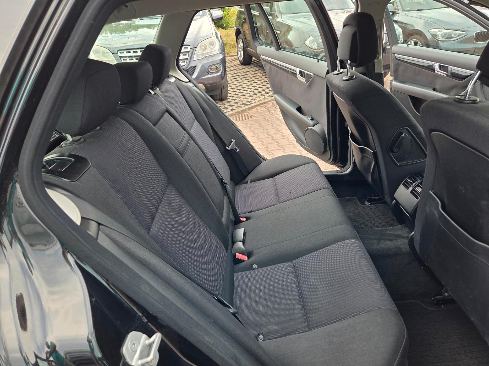 Mercedes-Benz C200 2010 — photo 33