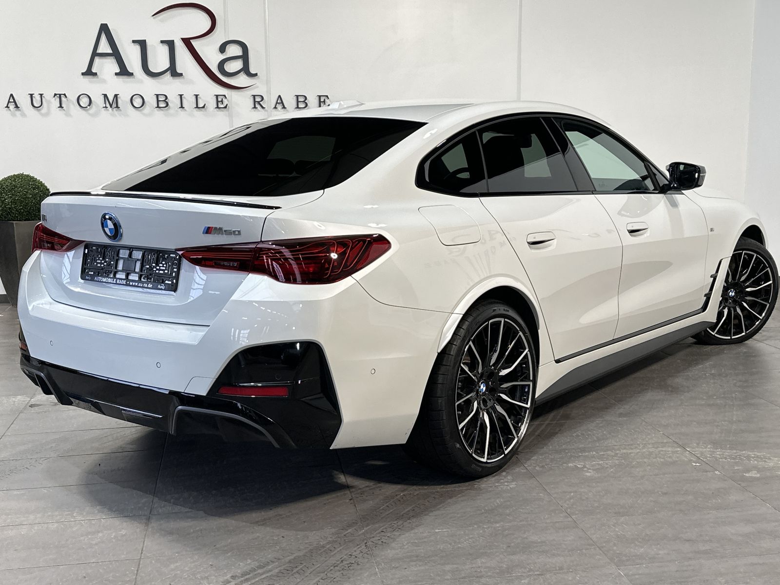 Fahrzeugabbildung BMW i4 M50 xDrive NAV+LEDER+ACC+AHK+360°+H&K+HEAD-UP