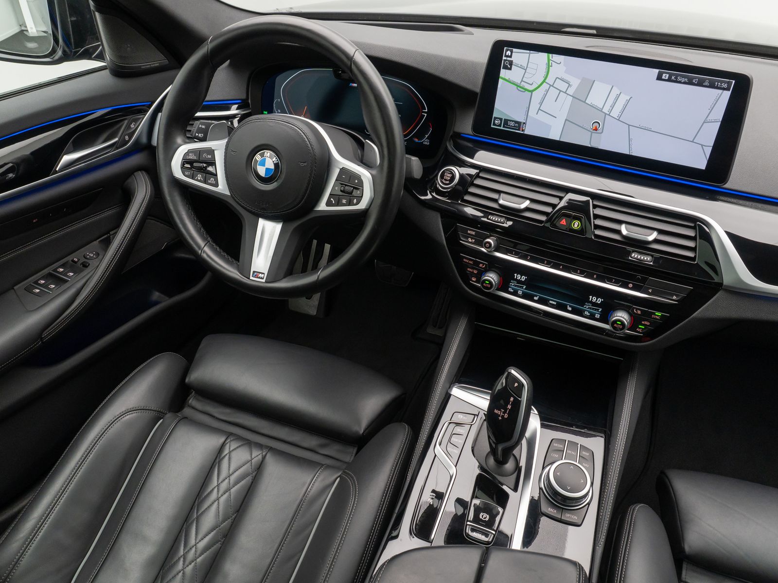 Fahrzeugabbildung BMW 530i M Sport Glasdach Kamera Laser HUD DAB H/K