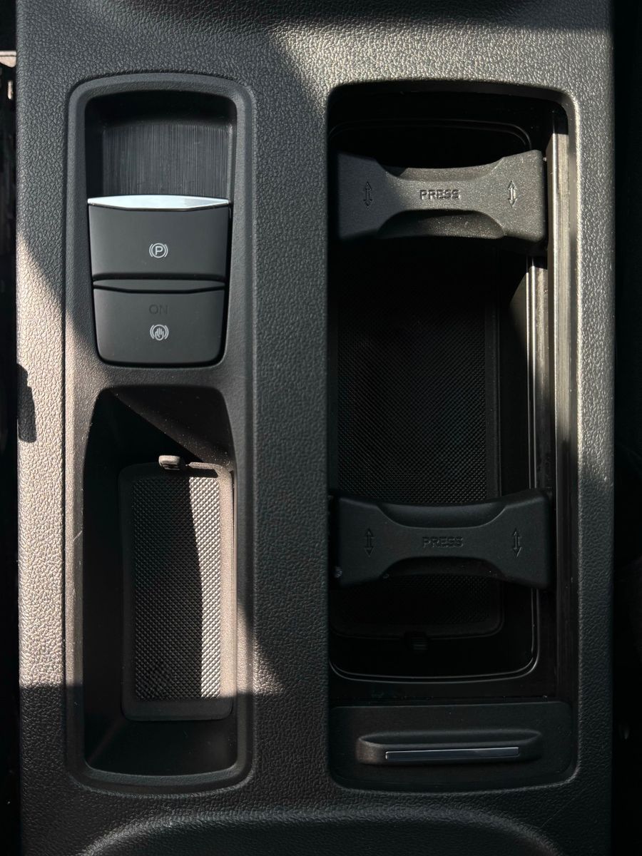 Fahrzeugabbildung Ford Kuga 1.5 EB Cool & Connect Navi CarPlay SHZ AHK