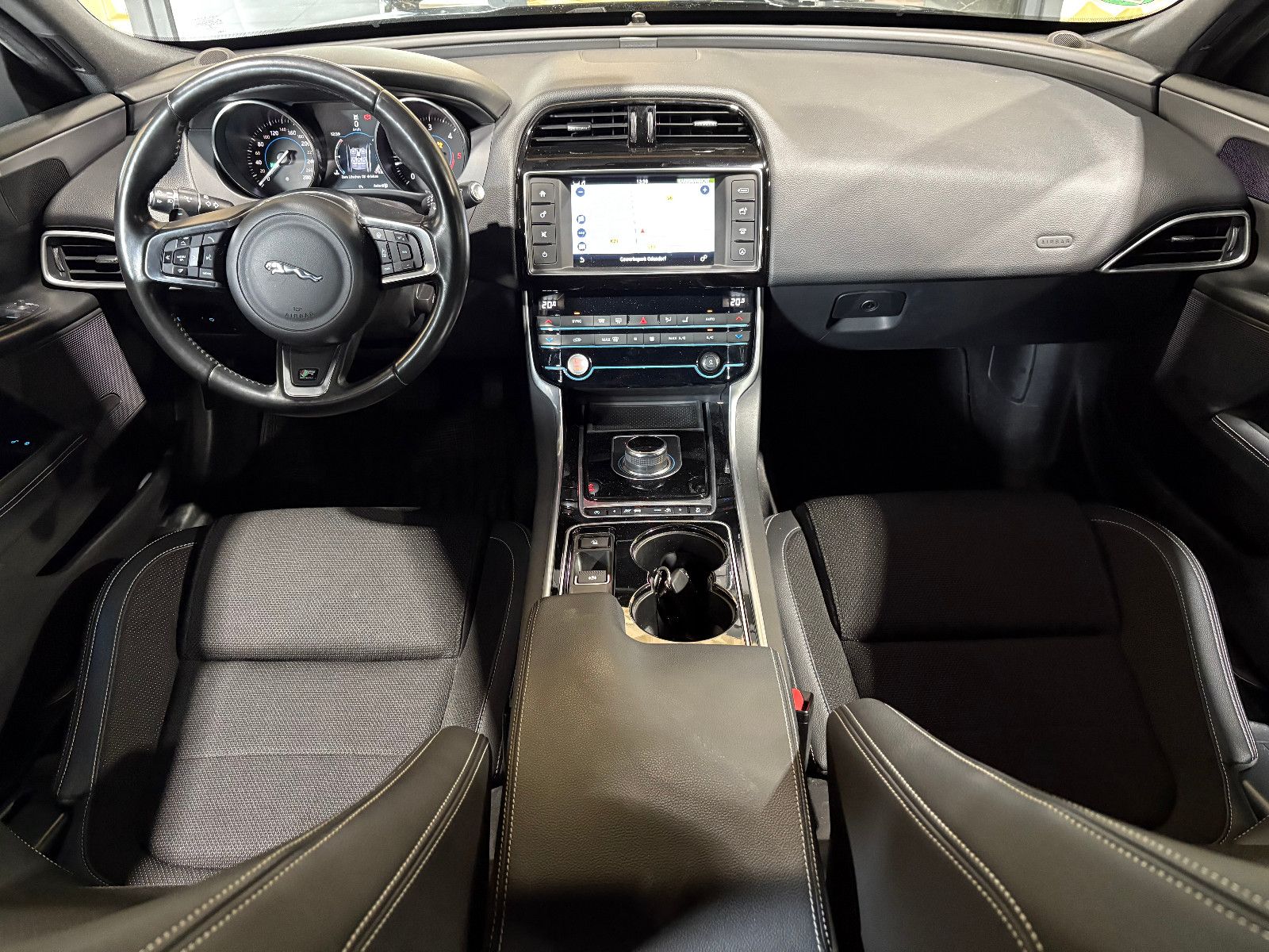 Fahrzeugabbildung Jaguar XE /TEMPOMAT/NAVI/SHZ/KLIMA/BI-XENON/SPURHALTE