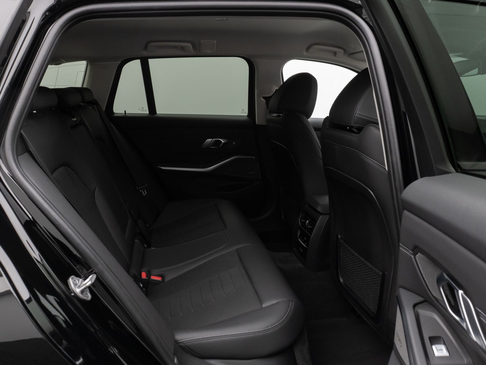 Fahrzeugabbildung BMW 320e Kamera HUD DAB H/K AHK Stop&Go Sport LED