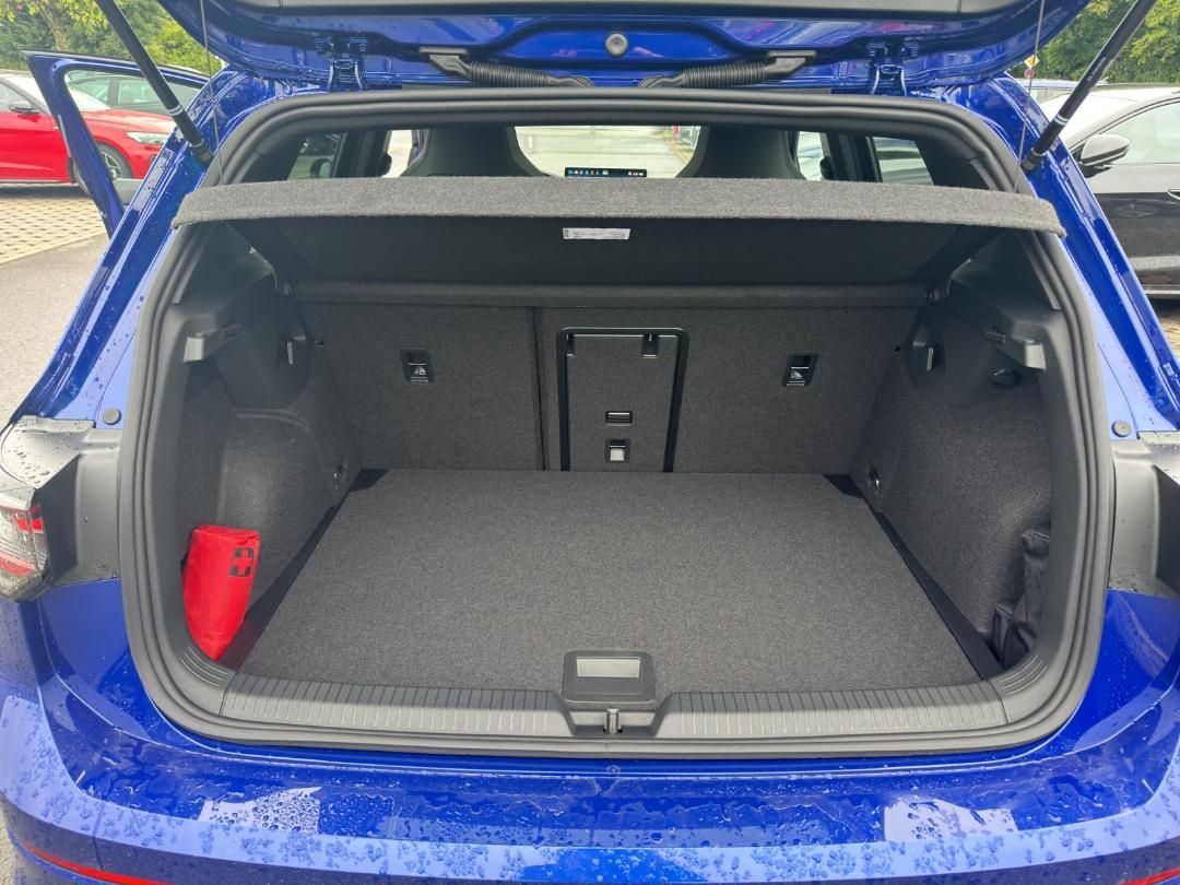 Fahrzeugabbildung Volkswagen Golf R-Line VIII R-Line,Soundsystem,Black Style