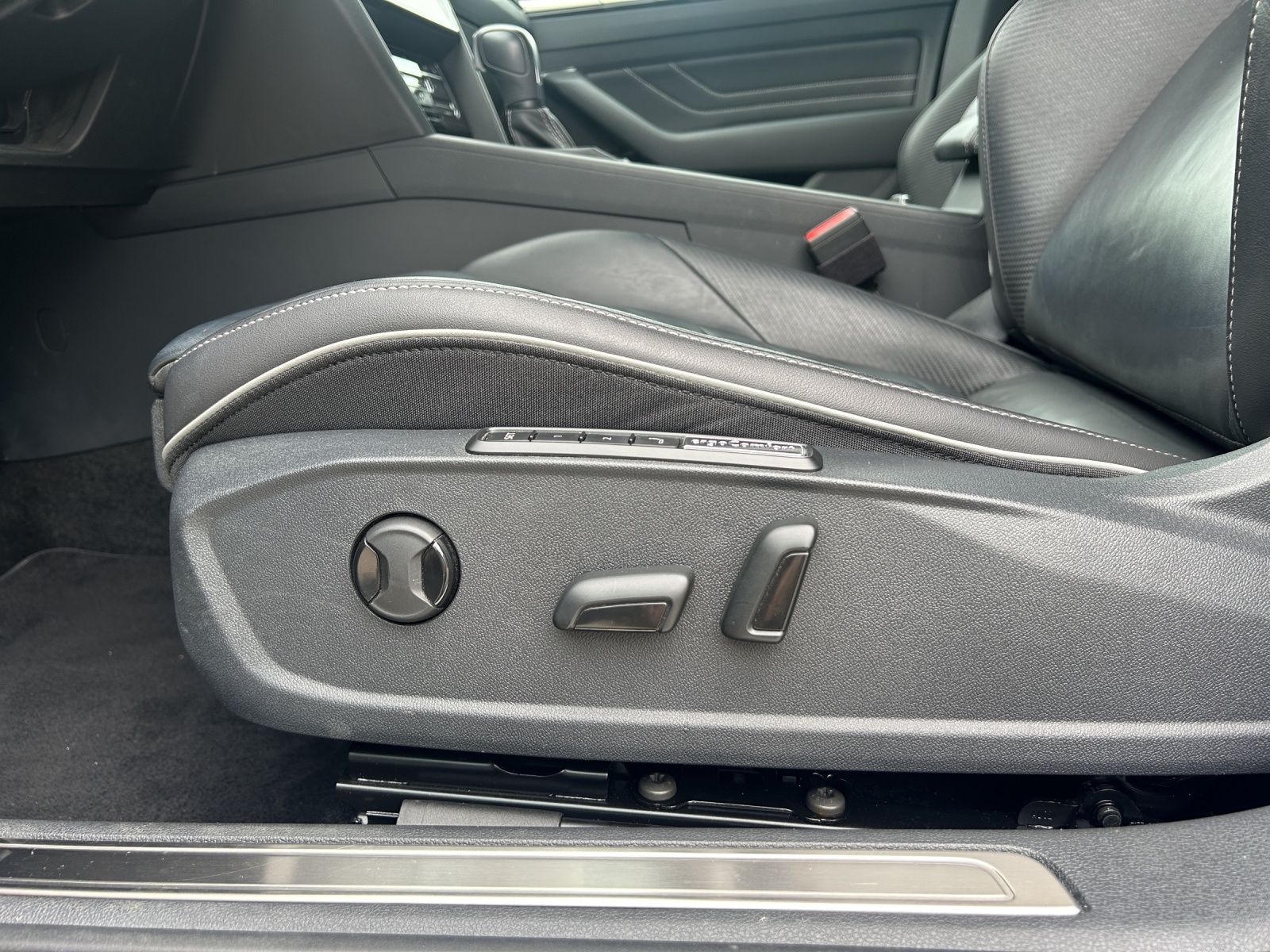 Fahrzeugabbildung Volkswagen Arteon SB TSI R-Line DSG LED Navi AID Leder ACC