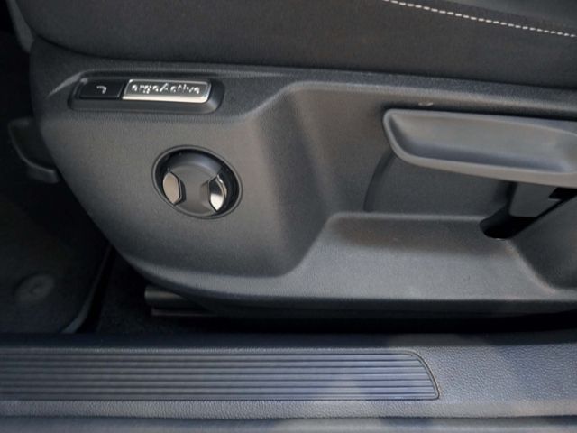 Fahrzeugabbildung Volkswagen T-Roc Style 2.0 TDI DSG | LED RFK AHK ACC