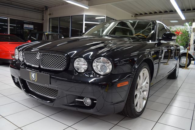 Fahrzeugabbildung Jaguar XJ8 4.2 Liter Sovereign/Schwarz mit beige/Top