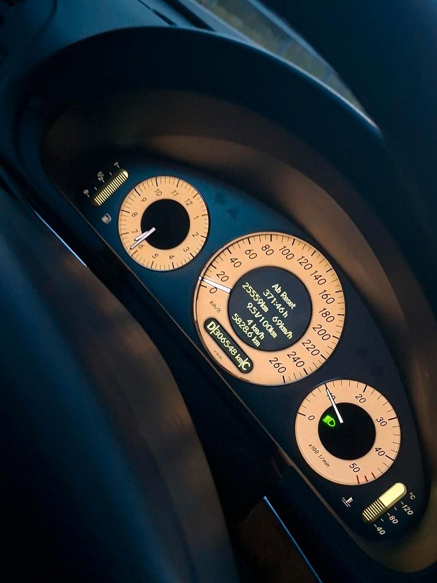 Mercedes-Benz E320 2007 — photo 12