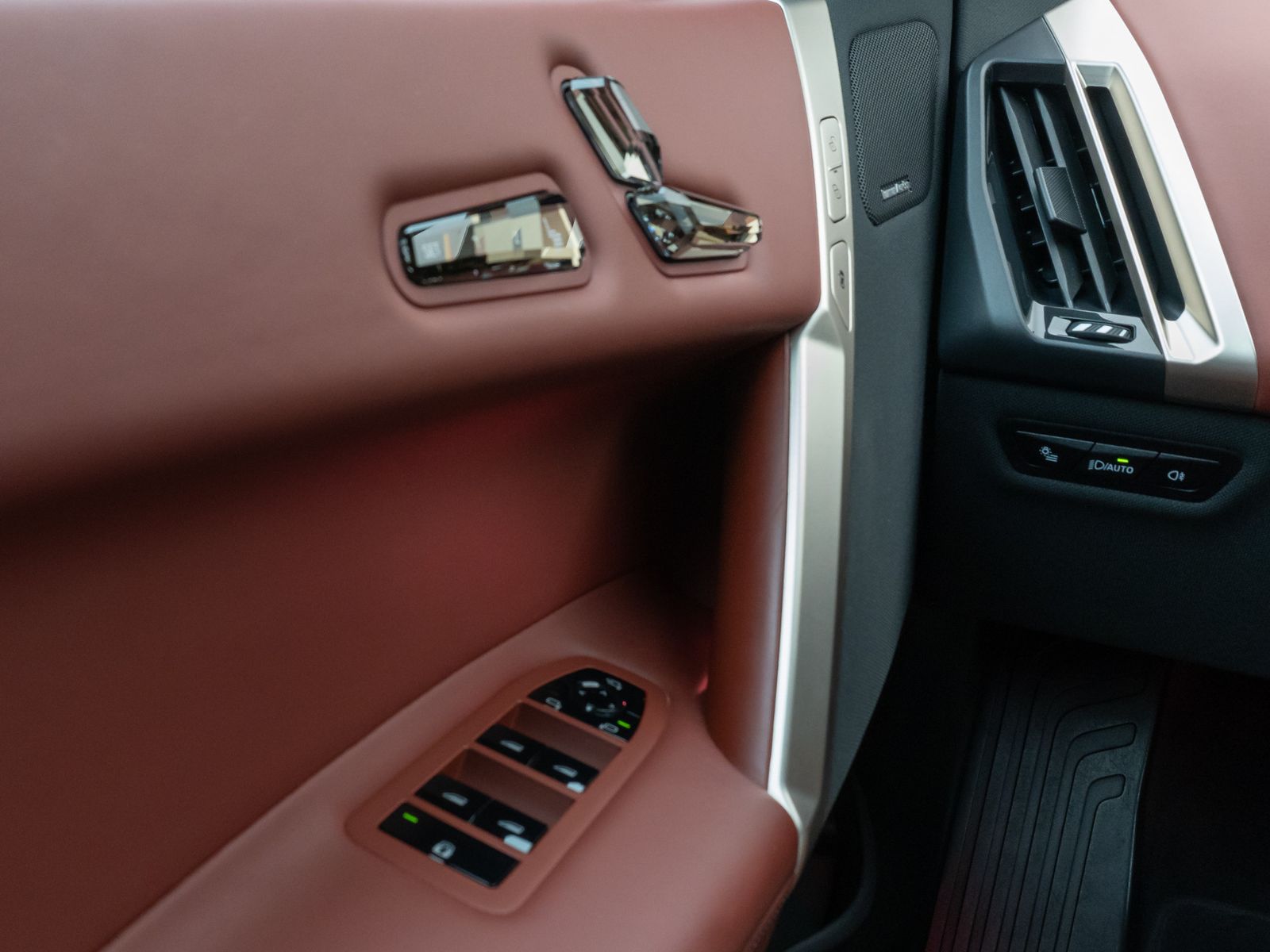 Fahrzeugabbildung BMW iX xD50  Sport Pano Sky-Lounge 360°Laser SoftCl