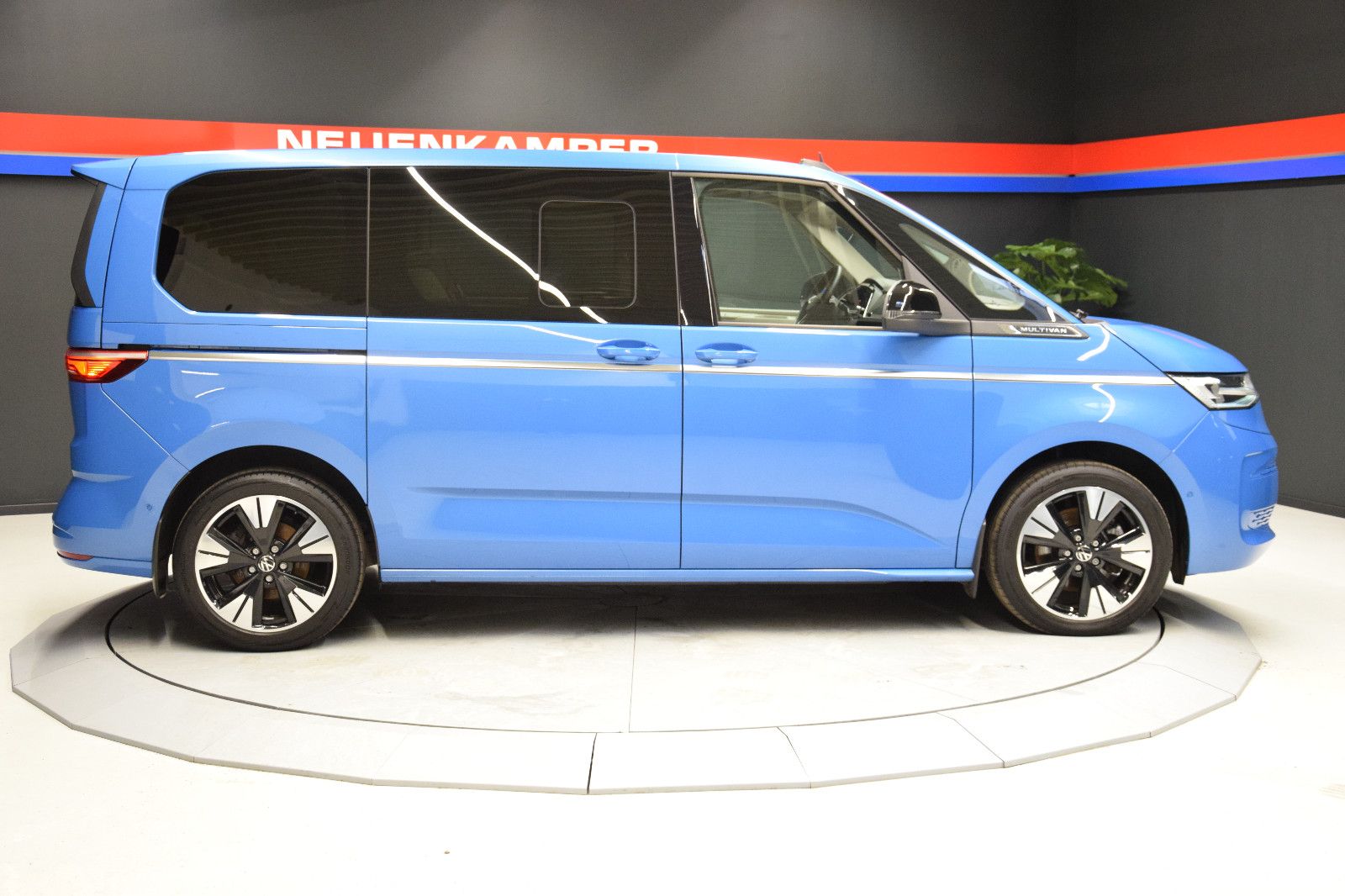 Fahrzeugabbildung Volkswagen T7 Multivan Style DSG Pano vis-a-vis Matrix AHK