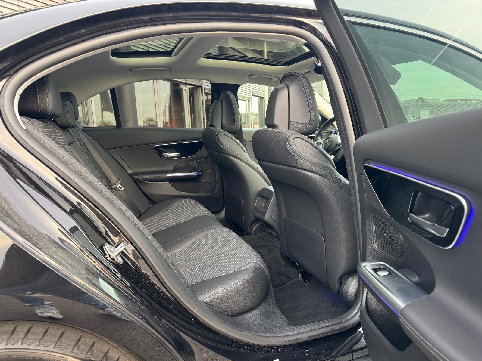 Fahrzeugabbildung Mercedes-Benz C 220d Avantgarde+Pano+HUD+RFK+TotW+AmbiPrem