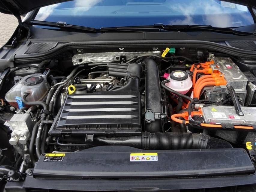 Fahrzeugabbildung Volkswagen Golf VIII 1.4 eHybrid Style  8-fach bereift