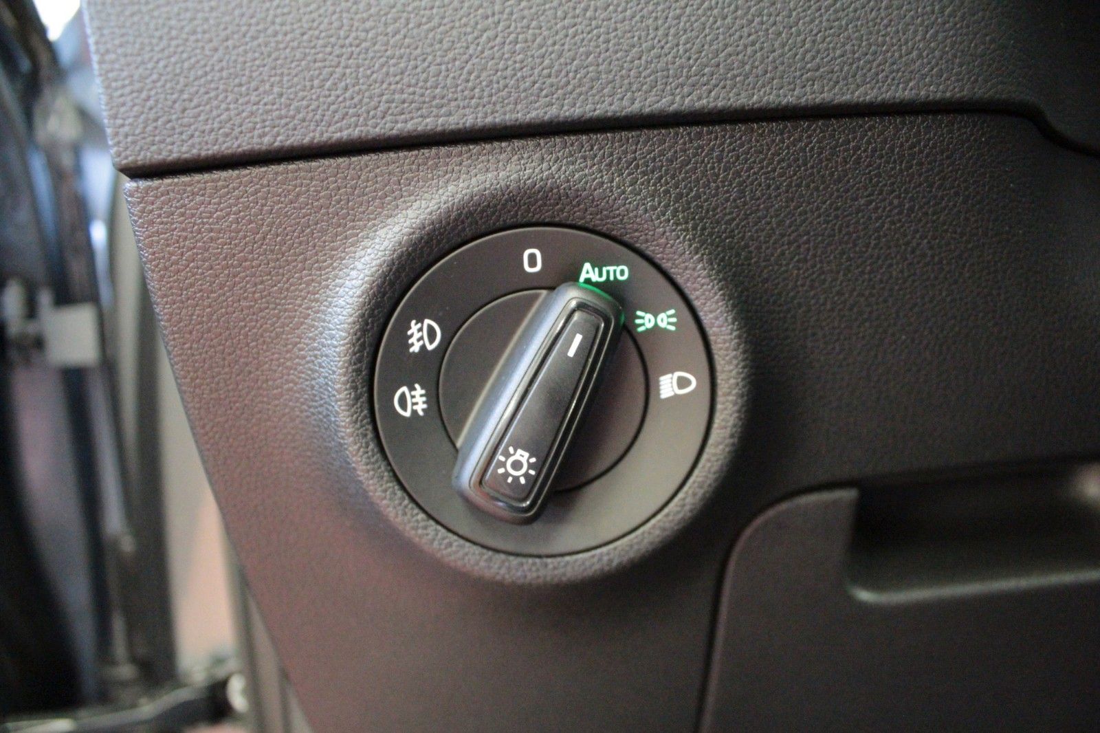 Fahrzeugabbildung SKODA Karoq 1.5l TSI ACT DSG TOUR  AHK schwenkbar