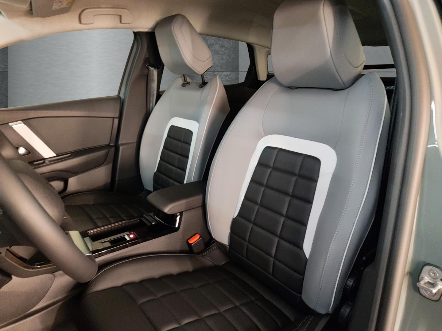 Citroën C4 MAX Hybrid AT Techno-Paket Dach schwarz Winte