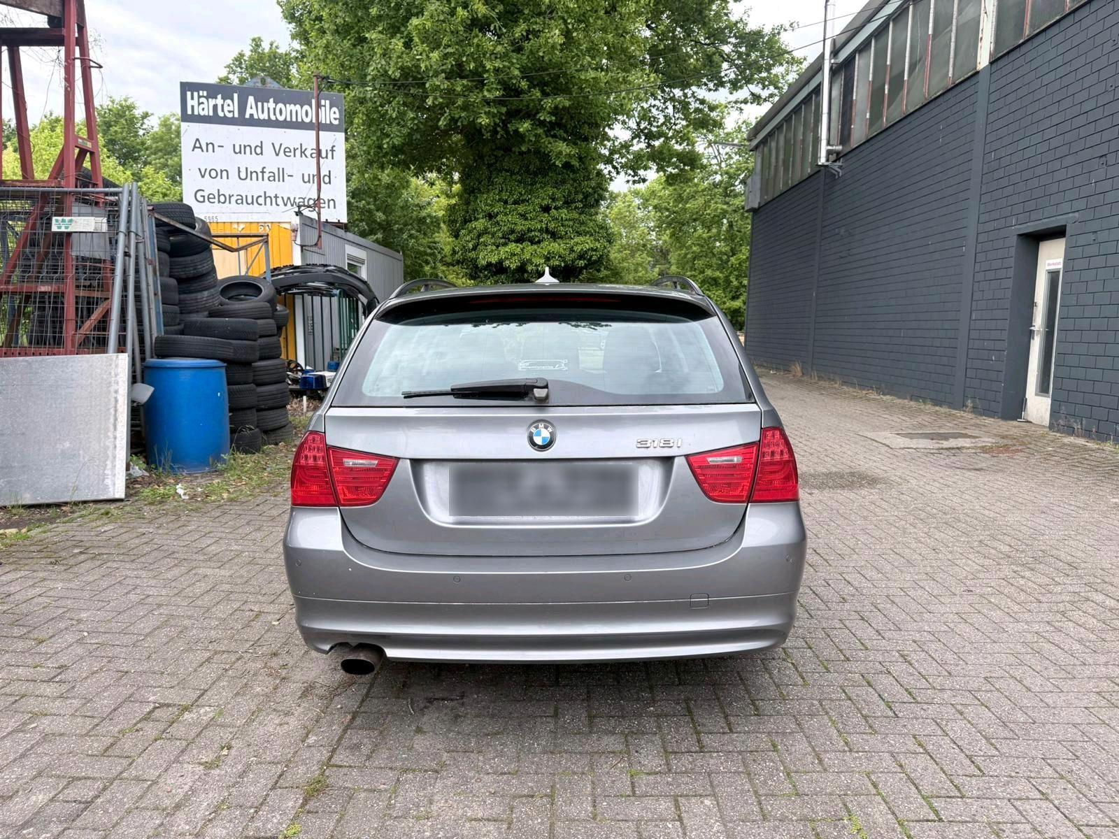 BMW 318 2010 — photo 8