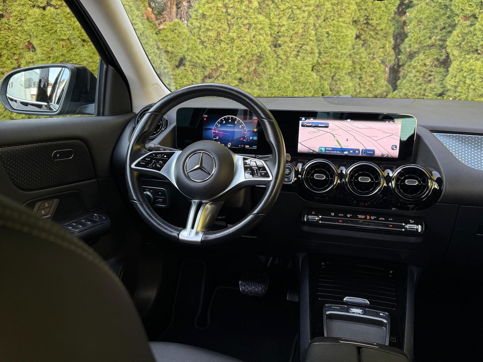 Fahrzeugabbildung Mercedes-Benz GLA 180 7G LED+MBUX+VIRT+SHZ+KAM+PARK+T-LEDER+