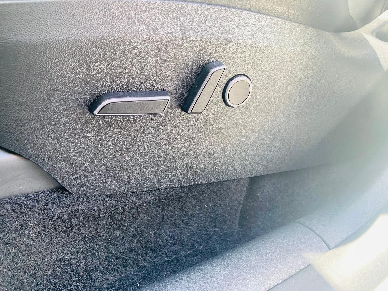 Fahrzeugabbildung Tesla Model Y LR Dual AWD PANO+STDHZ+NAVI+LED+ACC+AHK+