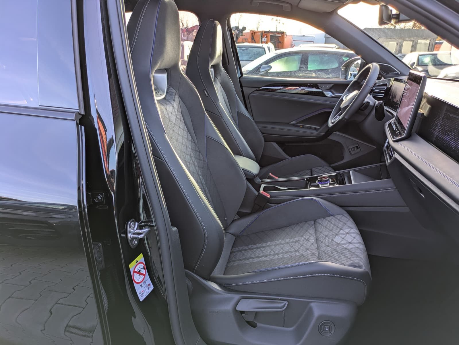 Fahrzeugabbildung Volkswagen Tiguan 2.0TDI R-Line 4M Pano Black Matrix AHK 20