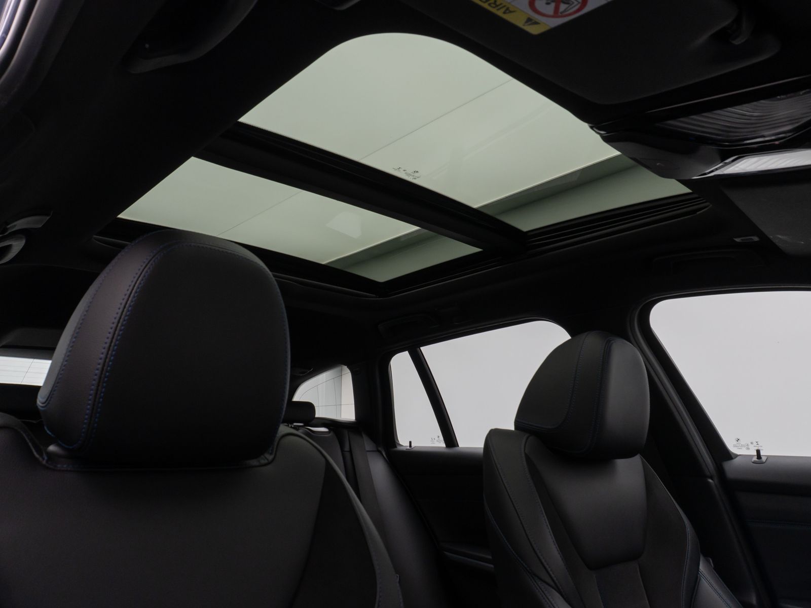 Fahrzeugabbildung BMW 330e  M Sport Panorama Laser Kamera HUD HiFi