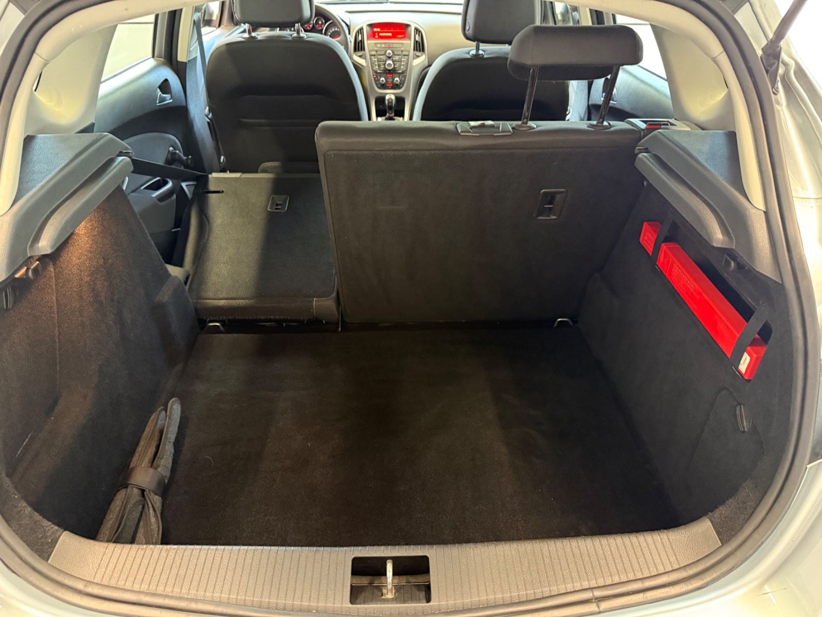 Fahrzeugabbildung Opel Astra J Lim. 5-trg. Selection, Klima,