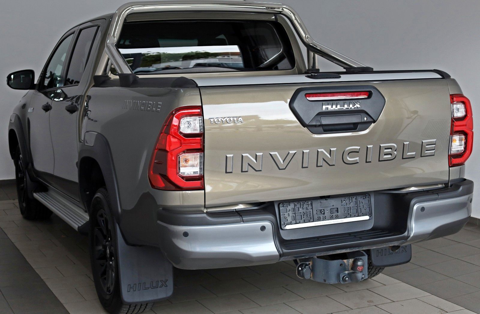 Fahrzeugabbildung Toyota Hilux 2.8 D-4D Invincible,ACC,Rollo,Rollbüg.,AHK