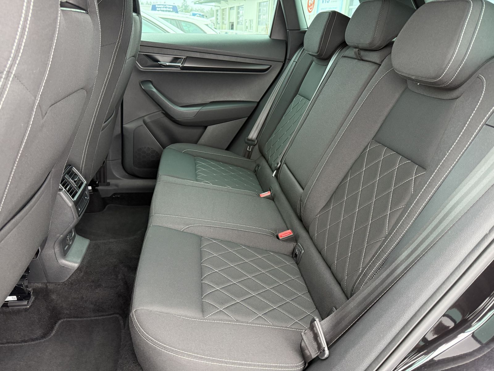 Fahrzeugabbildung SKODA Karoq 1.5 TSI DSG Sportline NAV+LED+V-COCKPIT+PP