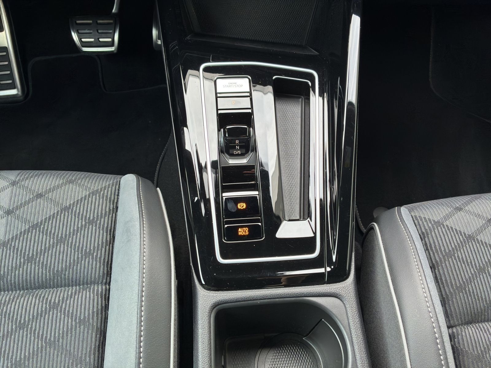 Golf VIII 2.0 TSI DSG R-LINE *BLACK*LED+*APP*