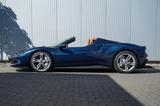 Ferrari 296 GTS *two color*Racing Seats Daytona Carbon* - blaue Ferrari 296 GTS