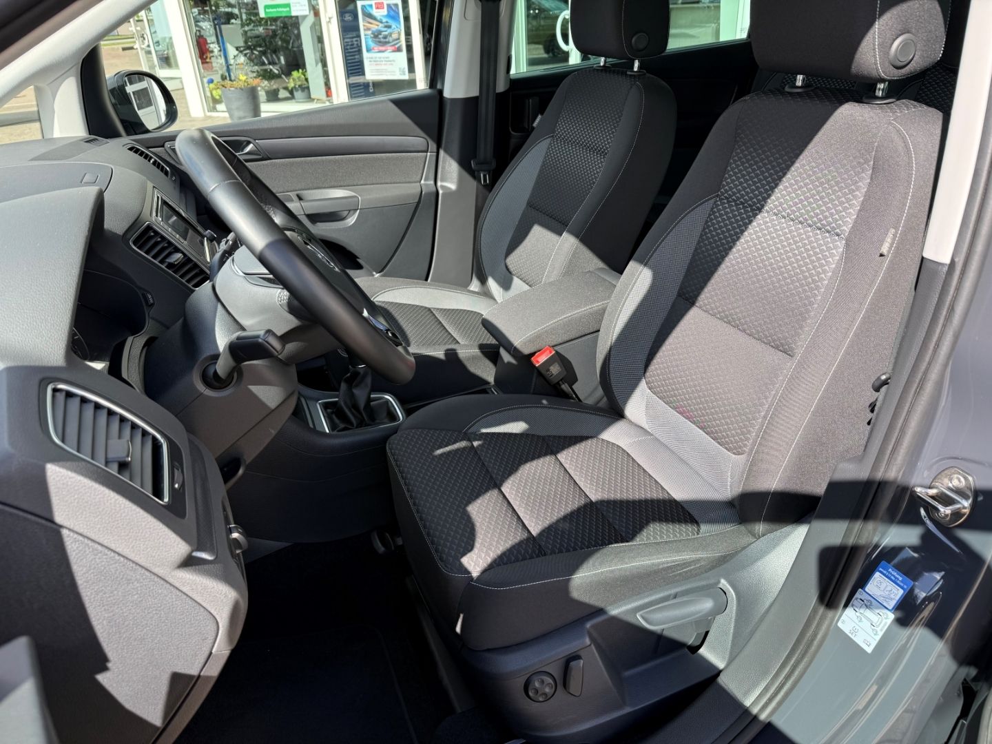 Fahrzeugabbildung Volkswagen Sharan Active Comfortline ACC SHZ Navi Dynau Bi-