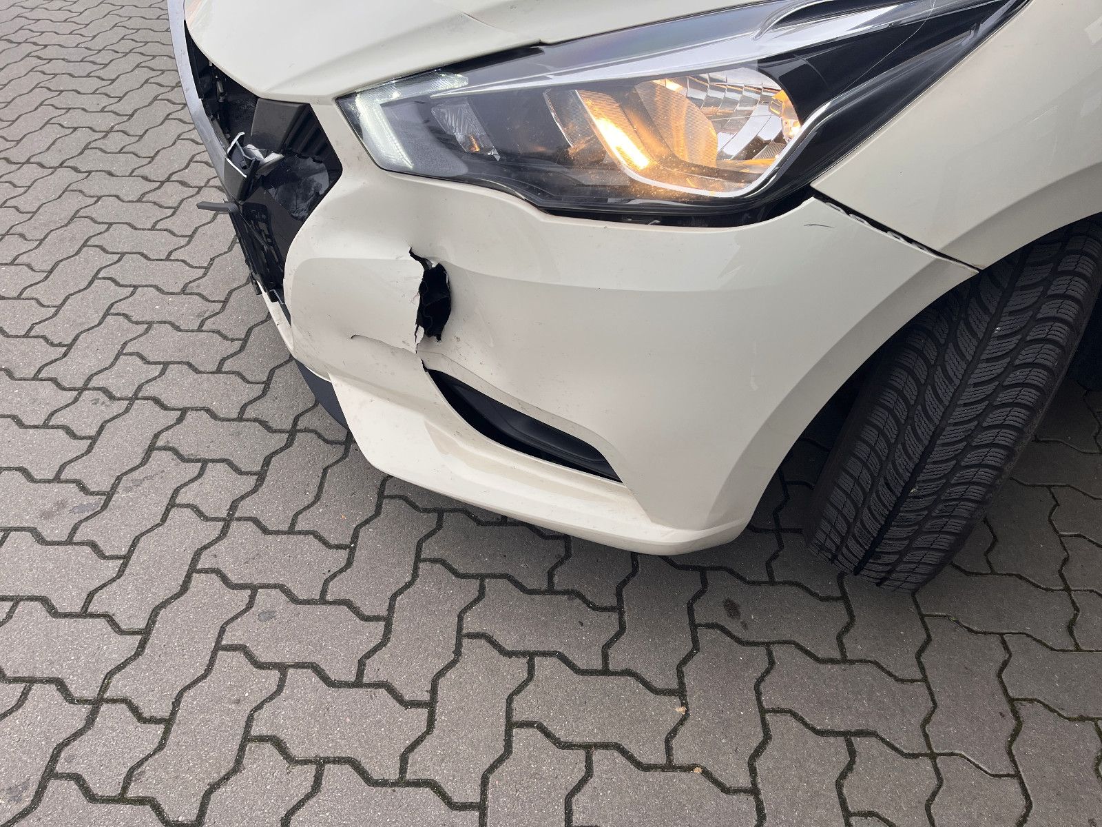 Fahrzeugabbildung Nissan Micra Acenta / leichter Frontschaden