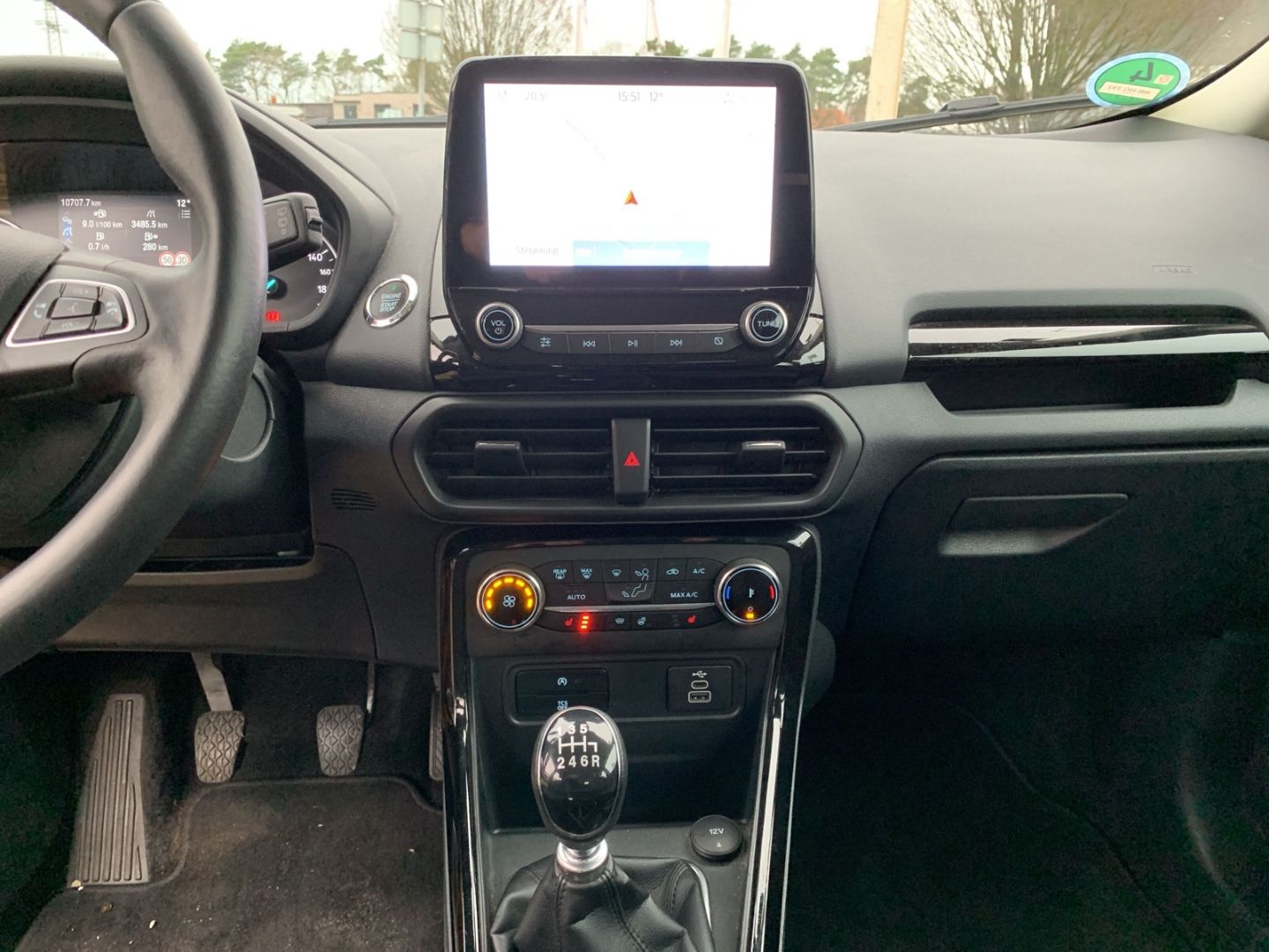 Fahrzeugabbildung Ford EcoSport Titanium nur 10.000 km!!, Navi, Sitzhei