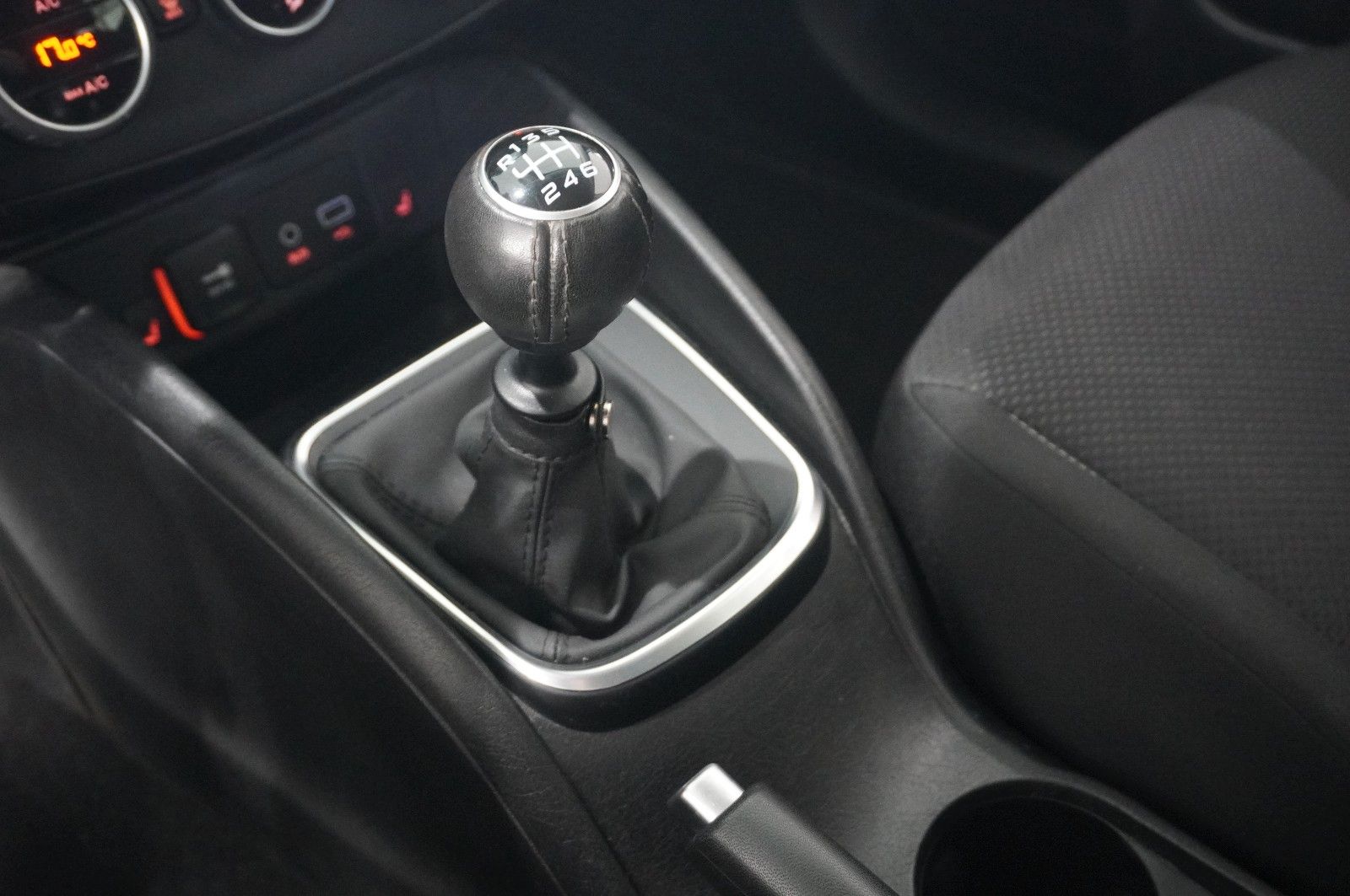 Fahrzeugabbildung Fiat Tipo 1.6D LIM. LOUNGE NAVI/LED/KAMERA/SHZ/TEMP.