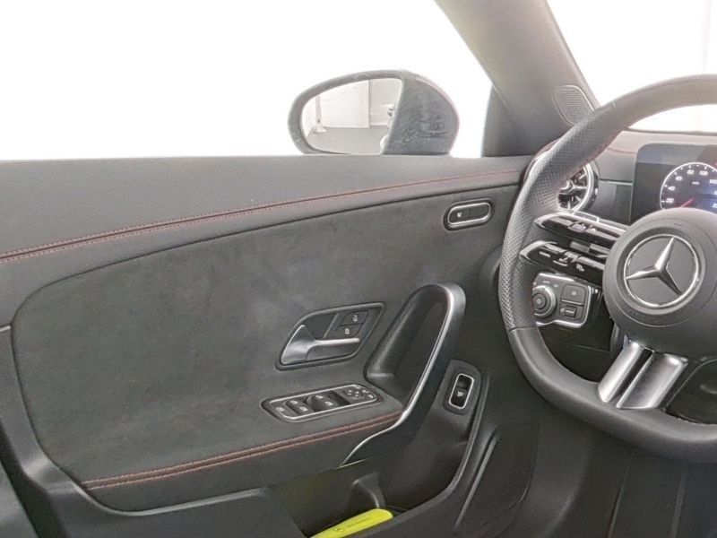 Fahrzeugabbildung Mercedes-Benz CLA 200 AMG*TOTWINKEL*APPLE CAR-PLAY*AMBIENTEBEL