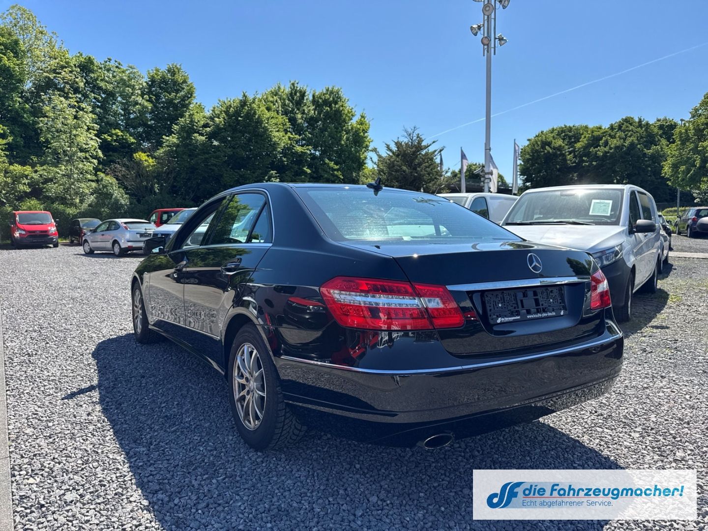 Fahrzeugabbildung Mercedes-Benz E 200 CGI BlueEfficiency Navi Bi-Xenon Kurvenlic