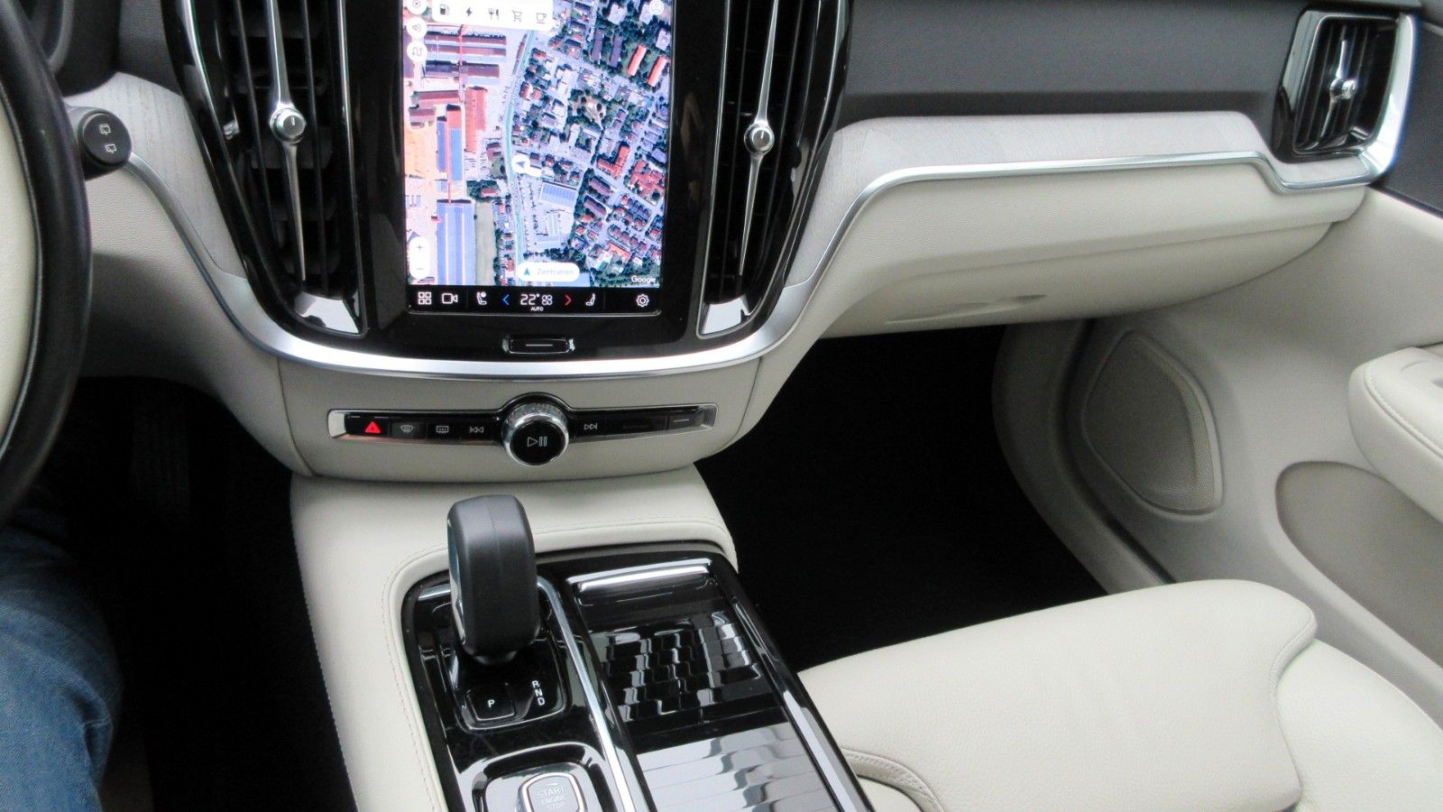 Fahrzeugabbildung Volvo V60 T8 Plus Bright | AHK |